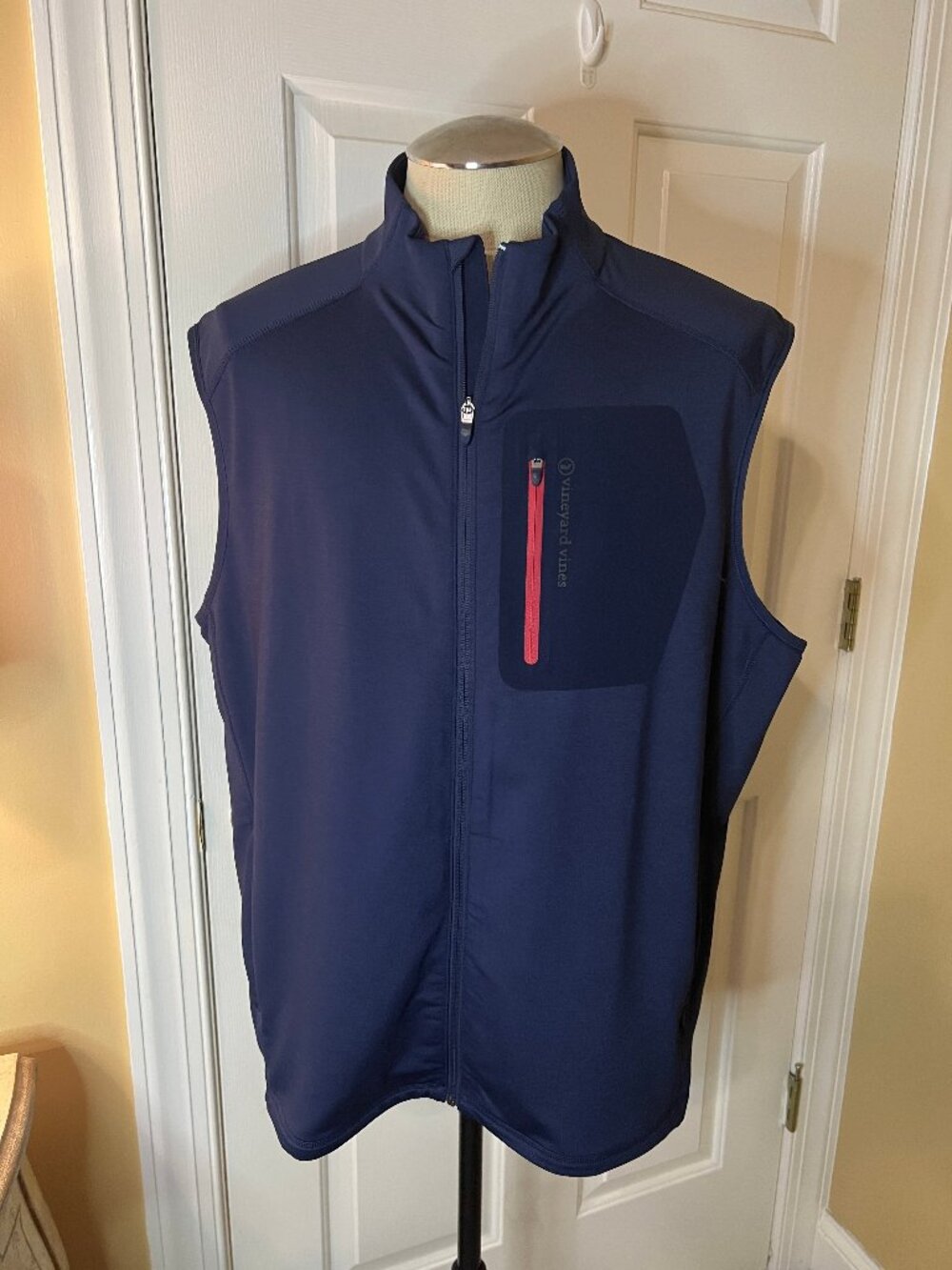EUC Men's Vineyard Vines Performance Zip Front Vest in Navy Red Trim Size XL - Picture 3 of 6